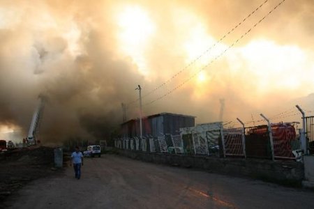 Gebze'deki Fabrika Yangınına Helikopterle Müdahale Edildi