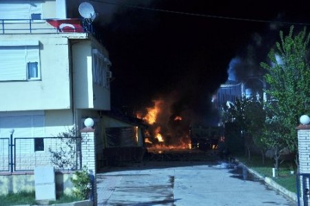 Gebze'deki polyester fabrikası alev alev yanıyor