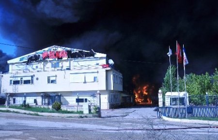 Gebze'deki polyester fabrikası alev alev yanıyor