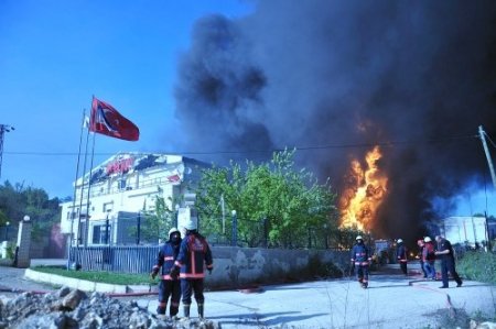 Gebze'deki polyester fabrikası alev alev yanıyor