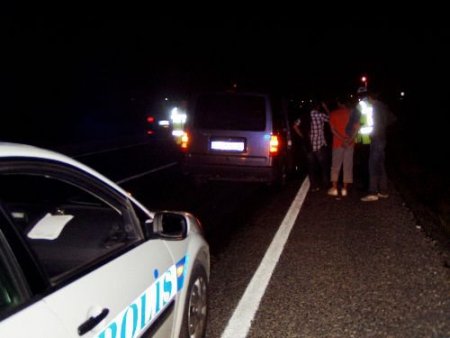 Gece Karanlığında Ata Çarpan Sürücüler Ölümden Döndü