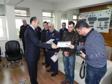 Gece ormanlık alana kaçan zanlıları yakalayan polisler ödüllendirildi