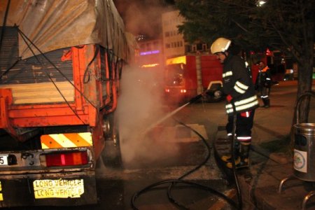 Gece saatlerinde duman altında kalan kamyona itfaiye müdahale etti