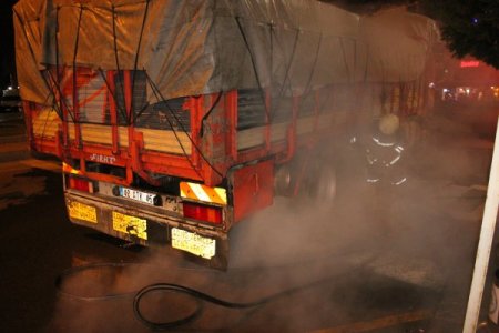 Gece saatlerinde duman altında kalan kamyona itfaiye müdahale etti
