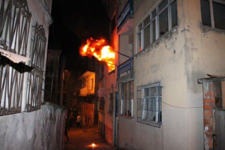 Gece saatlerinde yükselen alevler, vatandaşı sokağa döktü