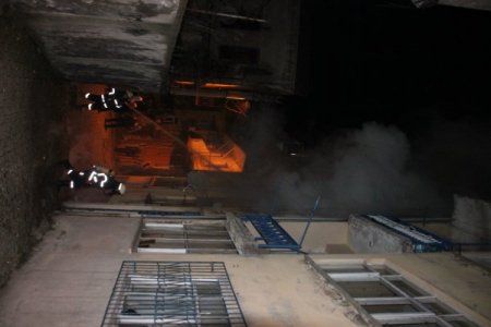 Gece saatlerinde yükselen alevler, vatandaşı sokağa döktü