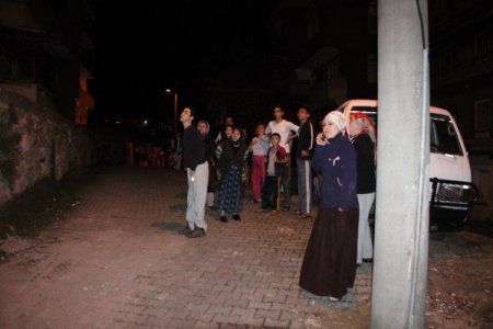 Gece saatlerinde yükselen alevler, vatandaşı sokağa döktü