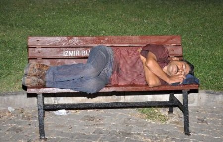 Gece Sıcaktan Bunalan İzmirliler Deniz Kenarına Koştu