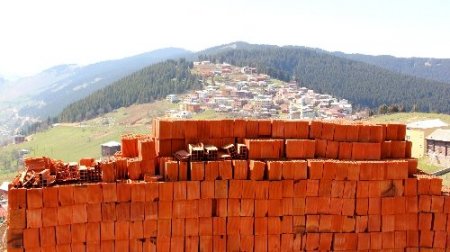 Gecekondu siluetli yaylalar