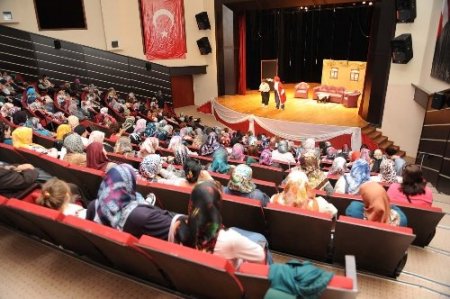 Gecekonduda oturan kadınlar tiyatro sahneledi