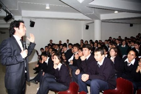 Gecekondudan Harvard'a Uzanan Başarı Öyküsünü Öğrencilerle Paylaştı