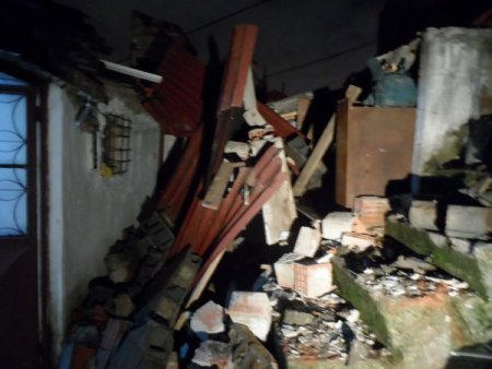 Gecekondunun üzerine bahçe duvarı yıkıldı