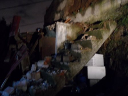 Gecekondunun üzerine bahçe duvarı yıkıldı