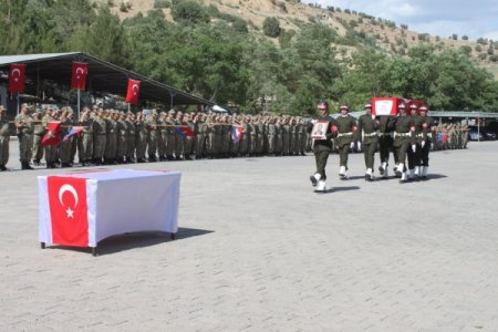 Geçici Köy Korucusu Güngen İçin Jandarma Alay Komutanlığı’nda Tören Düzenlendi