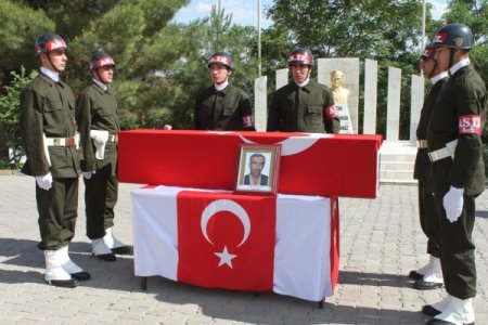Geçici Köy Korucusu Güngen İçin Jandarma Alay Komutanlığı’nda Tören Düzenlendi
