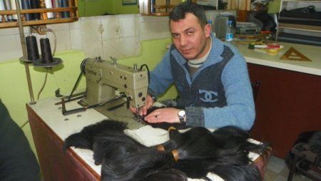 Geçim Derdine Düşen Terzi Saç Dikmeye Başladı
