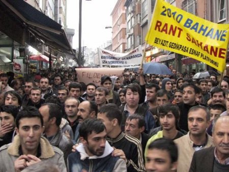 Gedikpaşa Esnafı, Yaptıkları Ayakkabı Ve Çantaları Ateşe Verdi