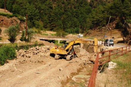 Gediz Ilıca Kaplıcası'nda Dere Islah Çalışması Yapılıyor