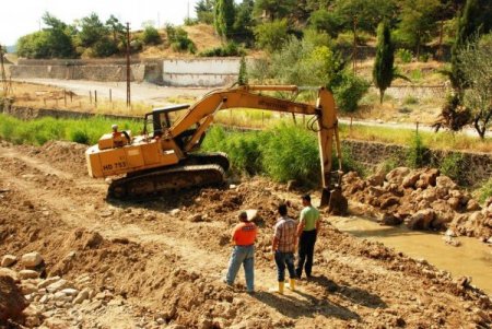 Gediz Ilıca Kaplıcası'nda Dere Islah Çalışması Yapılıyor