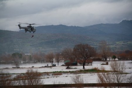Gediz Nehri taşınca mahsur kalan köylü helikopterle kurtarıldı