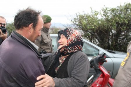 Gediz Nehri taşınca mahsur kalan köylü helikopterle kurtarıldı