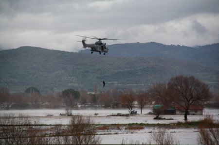 Gediz Nehri taşınca mahsur kalan köylü helikopterle kurtarıldı