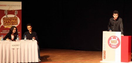 Gediz Üniversitesi'nde 76 okuldan 320 liseli münazara yaptı