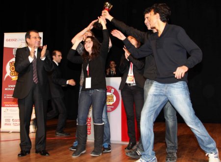 Gediz Üniversitesi'nde 76 okuldan 320 liseli münazara yaptı