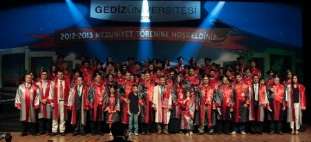 Gediz Üniversitesi’nde ‘yüksek mezuniyet’ mutluluğu