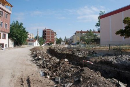 Gediz'de Şehir Merkezinde Yol Genişletme Çalışmaları Sürüyor