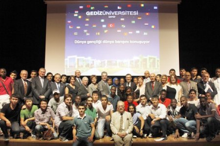 Gediz’in 52 ülkeden öğrencileri, 16 ülkenin konsoloslarıyla buluştu