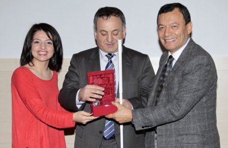 Gedizli öğrenciler görme engelliler için sesli kitap stüdyosu kurdu