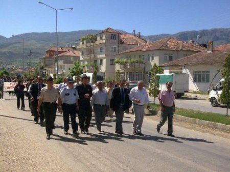 Gelendost'ta Atatürk'ü Anma Gençlik Ve Halk Yürüyüşü