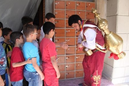 Geleneksel tiyatro oyunları camide çocuklarla buluştu