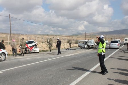 Gelin almaya giderken kaza geçirdiler: 1 ölü, 4 yaralı
