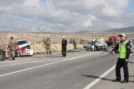 Gelin almaya giderken kaza geçirdiler: 1 ölü, 4 yaralı