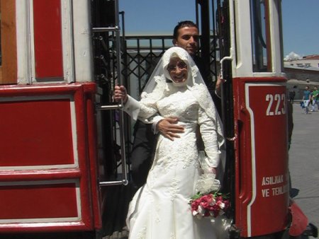 Gelin Ve Damadın Tramvay Keyfi İlgi Odağı Oldu