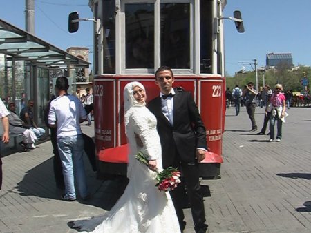 Gelin Ve Damadın Tramvay Keyfi İlgi Odağı Oldu