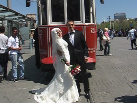 Gelin Ve Damadın Tramvay Keyfi İlgi Odağı Oldu