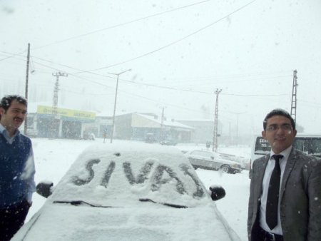 Gemerek'e mevsimin ilk karı yağdı