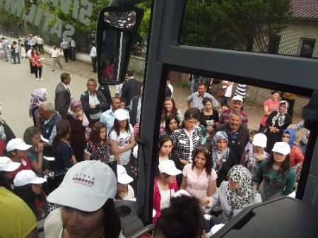 Gemerek'te başarılı öğrenciler konvoyla Çanakkale'ye uğurlandı