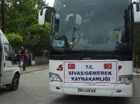 Gemerek'te başarılı öğrenciler konvoyla Çanakkale'ye uğurlandı