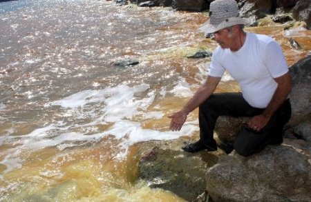 Gemilerden bırakıldığı iddia edilen atıklar denizi kızıla boyadı