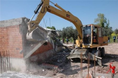 Gemlik'te 6 Kaçak Ev Yıkıldı