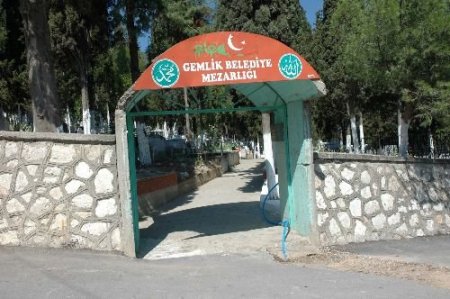 Gemlik'te Mezarlıklar Bayram Öncesi Temizlendi