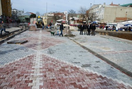 Gemlik'te şehir meydanı yenileniyor