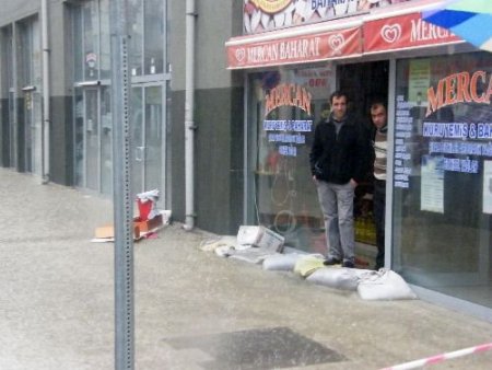 Gemlik'te Yoğun Yağış Su Baskınlarına Neden Oldu