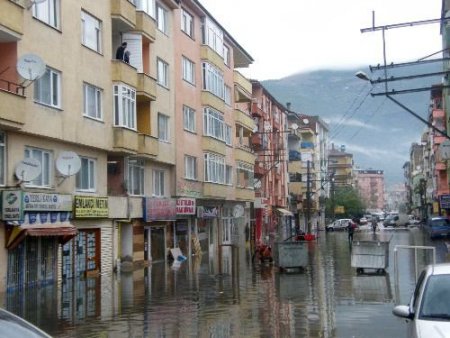 Gemlik'te Yoğun Yağış Su Baskınlarına Neden Oldu