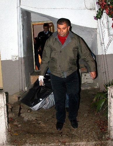 Genç Bayan Evde Ölü Bulundu