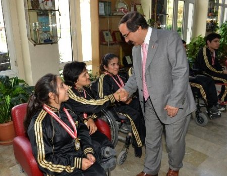 Genç engellilerden Vali Coş'a ziyaret